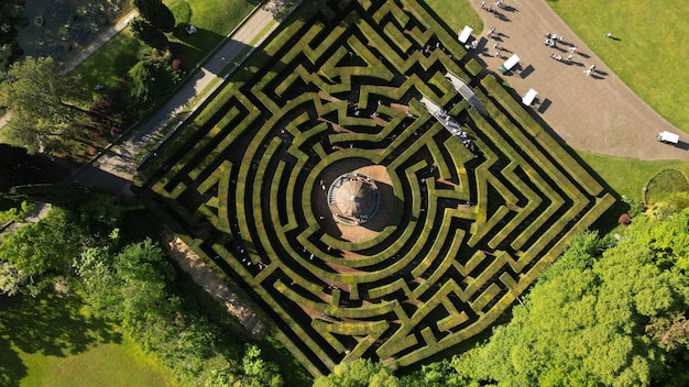 Photo le magnifique labyrinthe dans le parc sigurta garden park valeggio sul mincio est une commune en italie située