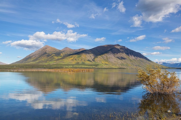 Le magnifique lac en automne