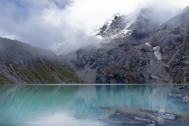 magnifique lagon au pied de la neige