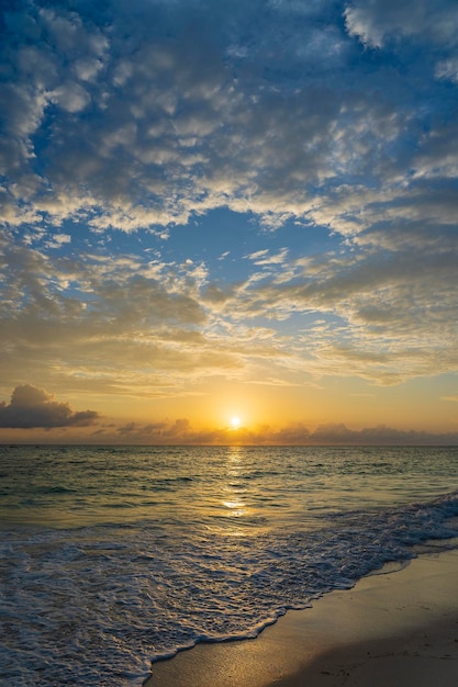 Un magnifique lever de soleil sur l'océan Indien sur l'île de Zanzibar Tanzanie Afrique Travel and nature concept