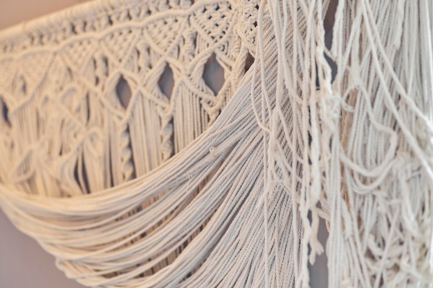 Photo magnifique macramé boho sur tapisserie murale dans le style de boho en fils de coton de couleur naturelle utilisant la technique du macramé pour la décoration intérieure et la décoration de mariage couleurs pastel clair