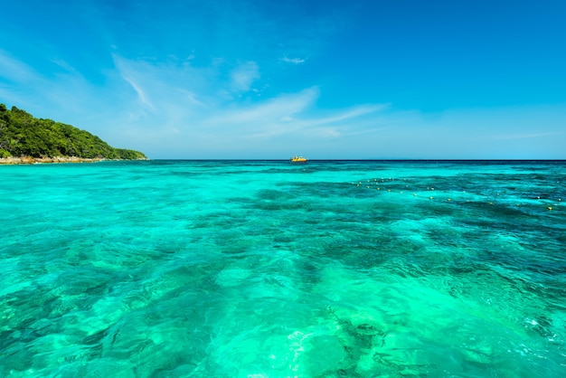 Magnifique mer turquoise à la mer d&#39;Andaman