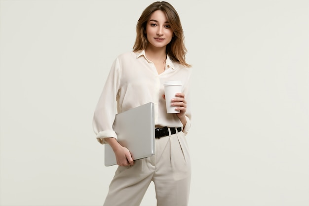 Magnifique Modèle Brune En Vêtements Blancs Avec Ordinateur Portable Et Café