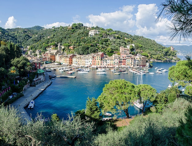 Photo le magnifique panorama de portofino avec des maisons colorées, des bateaux et des yachts dans le petit port de la baie. ligurie, italie