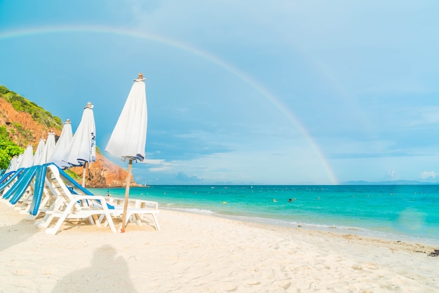 Magnifique parasol et chaise de luxe sur la plage