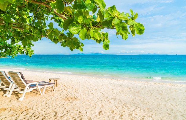 Magnifique parasol et chaise de luxe sur la plage