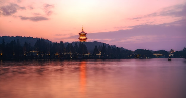 Magnifique paysage architectural du lac de l'Ouest à Hangzhou la nuit