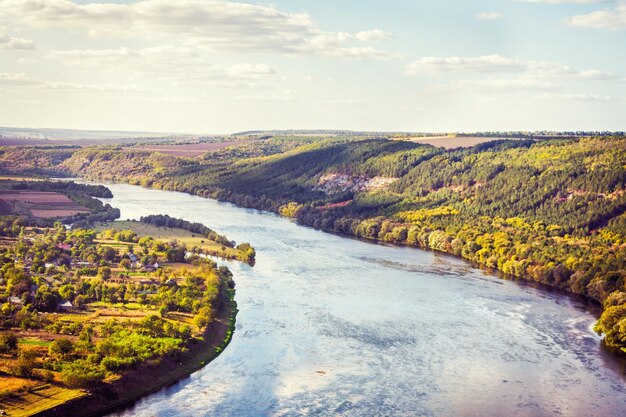 Magnifique paysage d'automne coloré avec un soleil chaud et agréable comme arrière-plan nature