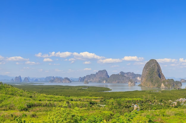 Magnifique paysage de la baie de PhangNga depuis Samet Nangshe ou point de vue d'Ao Tho Li en Thaïlande