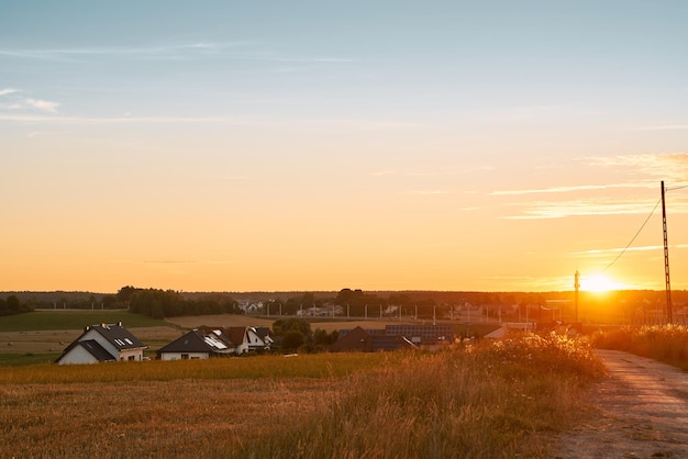 Magnifique paysage de coucher de soleil d'été Arbres et champs dans la zone rurale Aventures en plein air à la campagne pendant les vacances d'été