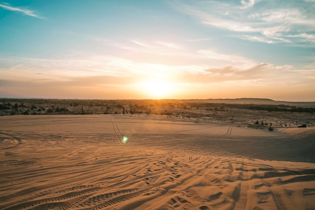 Magnifique paysage de désert asiatique vu du ciel. L'aube sur les dunes de sable de MUI ne Vietnam. Coucher de soleil sur l'horizon.