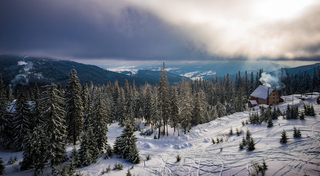 Magnifique paysage du matin dans une station de ski