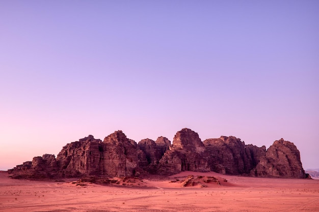 Magnifique paysage esthétique du Wadi Rum sous un soleil rose