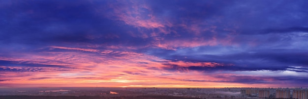 Magnifique paysage d'été. Le coucher du soleil. Ciel rose orangé vif à l'aube.