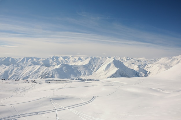 Magnifique paysage d'hiver de montagnes couvertes de neige à Gudauri