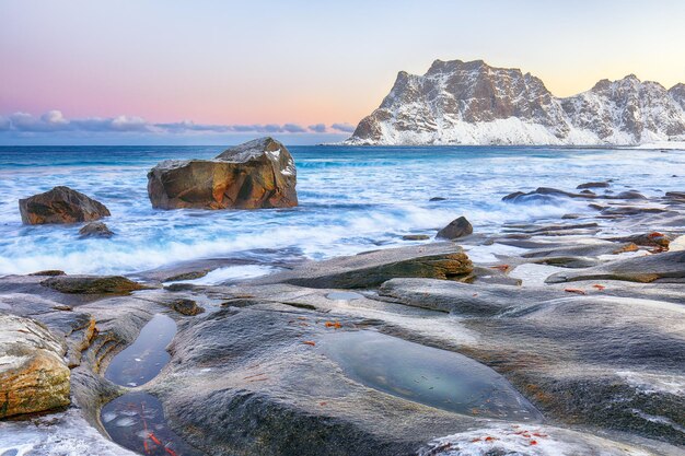 Un magnifique paysage hivernal sur la plage d'Uttakleiv le matin