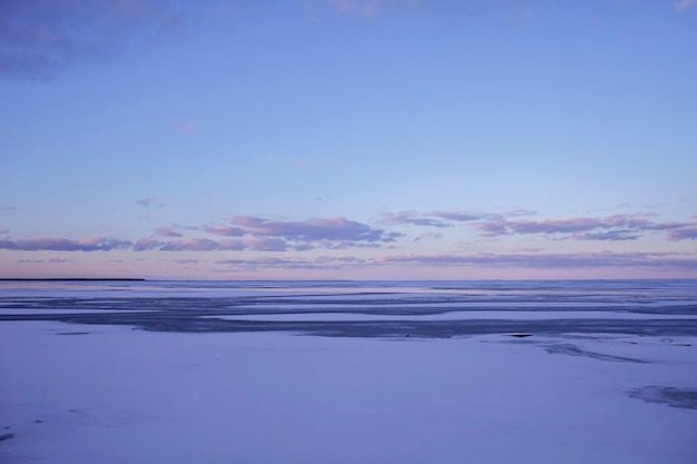 Photo magnifique paysage de lac gelé glacé comme un désert, coucher de soleil en hiver, arrière-plan, espace copie