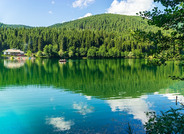 Un magnifique paysage lacustre du parc naturel de Borcka Karagol