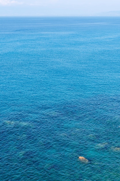 Magnifique paysage marin en été par une journée ensoleillée, vue aérienne
