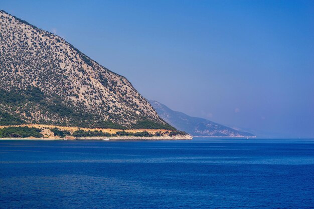 Le magnifique paysage marin et l'horizon avec de grandes collines ou montagnes