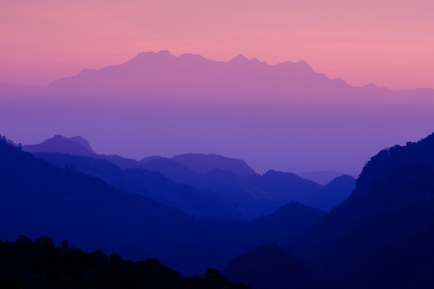 Magnifique paysage de montagne au coucher du soleil au point de vue Monson Doi AngKhang, Chaingmai