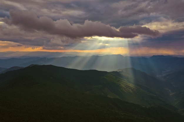 Le magnifique paysage de montagne sur fond ensoleillé