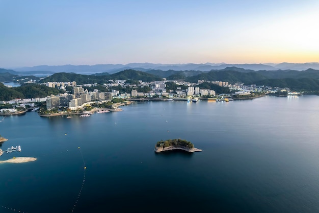 Le magnifique paysage naturel du lac Qiandao dans la province du Zhejiang en Chine