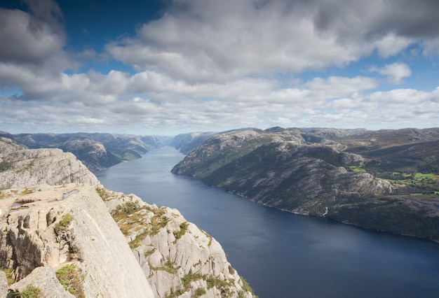 Magnifique paysage de Norvège avec une belle rivière calme et un ciel bleu avec des nuages