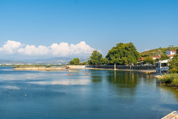 Magnifique paysage à Shiroka sur le lac Shkoder Albanie