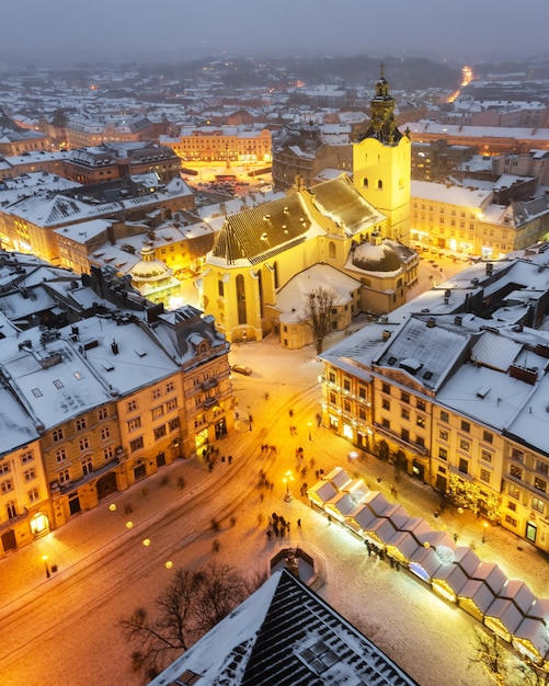 Photo magnifique paysage urbain de la ville hivernale de lviv