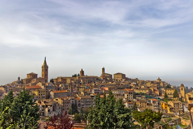 Une magnifique photo du paysage urbain de Ripatransone, en Italie, sous un ciel nuageux.