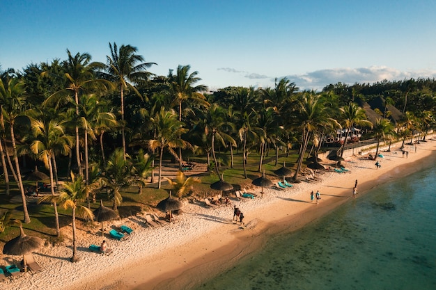 Sur la magnifique plage de l'île Maurice le long de la côte.