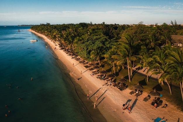 Sur la magnifique plage de l'île Maurice le long de la côte.