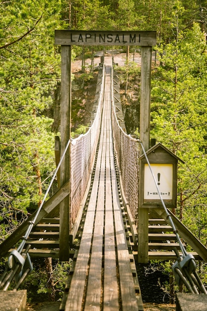Photo un magnifique pont suspendu dans la forêt de finlande