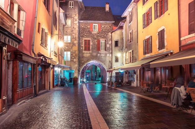 Magnifique porte en arc médiéval porte sépulcre sur la rue sainteclaire dans la vieille ville la nuit pluvieuse