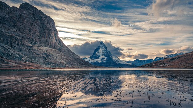 Magnifique reflet de l'eau de montagne