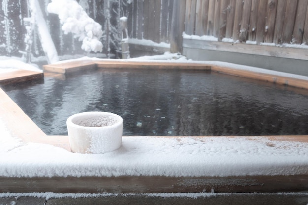 Le magnifique ressort chaud du Japon recouvert de neige en hiver Takayama Japon