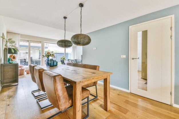 Magnifique salle à manger avec table en bois