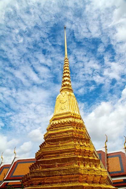 Magnifique stupa doré au Grand Palais Wat Phra Kaeo Bangkok