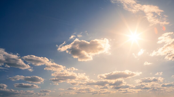 Photo magnifique vue sur le ciel des cumulus avec la lumière du soleil de l'été. beau cloudscape comme panorama de fond de nature. météo du soleil jaune naturel