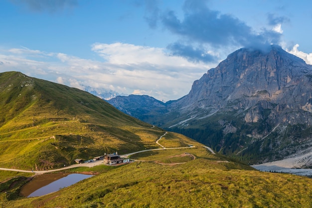 Magnifique vue sur le coucher du soleil des Alpes Dolomites Rolle pass Trentino Italie Europe