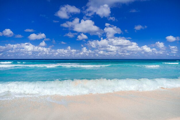 Magnifique vue infinie incroyable sur l'eau cristalline de l'océan turquoise beau ciel bleu fond relaxant journée d'été ensoleillée à la plage cubaine de las brujas Santa Maria