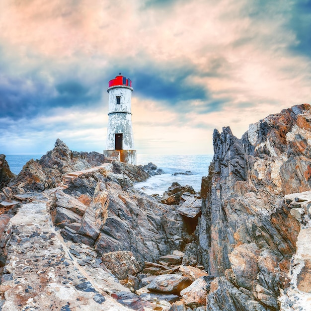 Magnifique vue sombre sur le phare de Capo Ferro