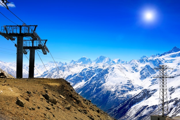 Magnifique vue sur le téléphérique dans les montagnes. Elbrouz