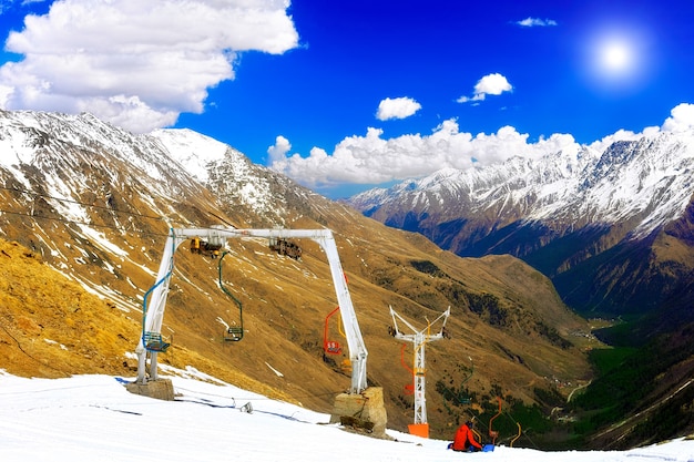 Magnifique vue sur le téléphérique dans les montagnes. Elbrouz