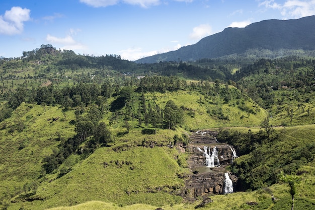 Magnifiquement paysage du Sri Lanka. beau ciel bleu et montagnes à Ceylan