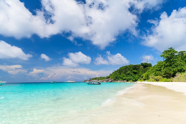 Magnifiquement plage et mer avec nuages blancs et ciel bleu à Koh8 Similan Island