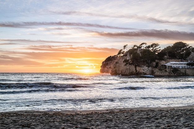 Magnifiques couchers de soleil à l'horizon depuis Cala Galdana de Ferrerias Menorca