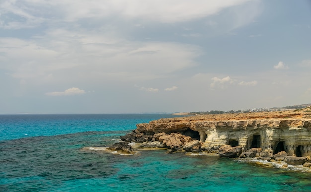 De magnifiques grottes marines sont situées sur la côte est, près de la ville d'Ayia Napa