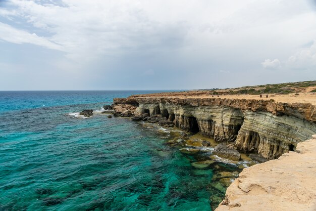 De magnifiques grottes marines sont situées sur la côte est, près de la ville d'Ayia Napa.